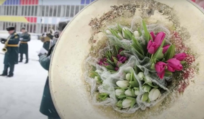 Живой оркестр и море цветов: сотрудники МЧС поздравили россиянок с Международным женским днем