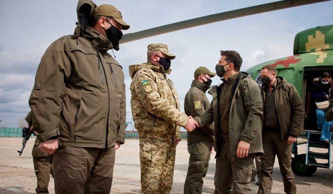 Поездку Зеленского в Донбасс оценили: Превращается в политика войны