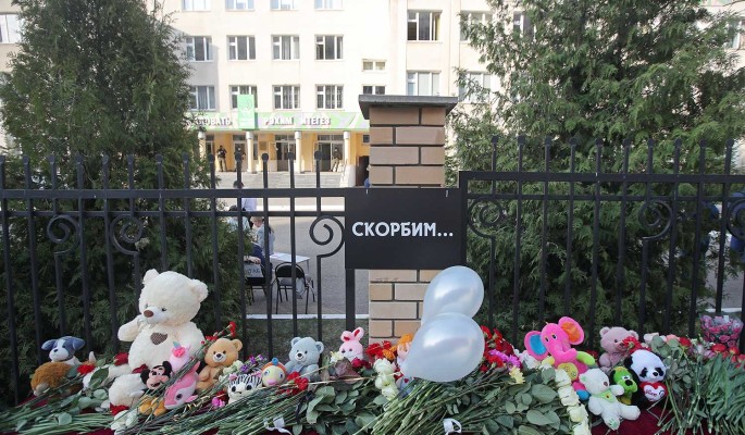 Знаменитости присоединились к акции „Казань, надо жить!“ после трагедии в школе