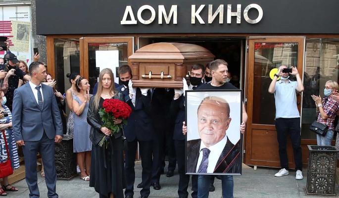 Что убитая горем Меньшова положила в гроб к отцу на похоронах
