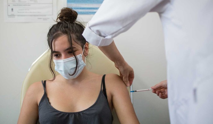 Греция объявила обязательную вакцинацию для нескольких категорий граждан