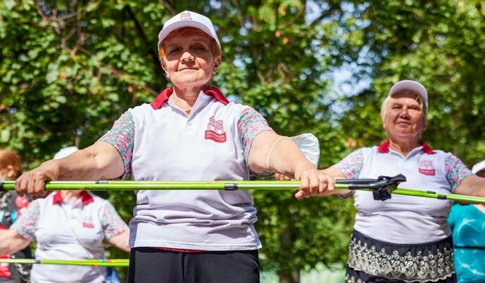 Участники "Московского долголетия" снова могут заниматься скандинавской ходьбой в парках