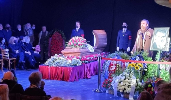 "Я все сказала!": похоронившая мужа Алентова бежала от гроба Гаркалина