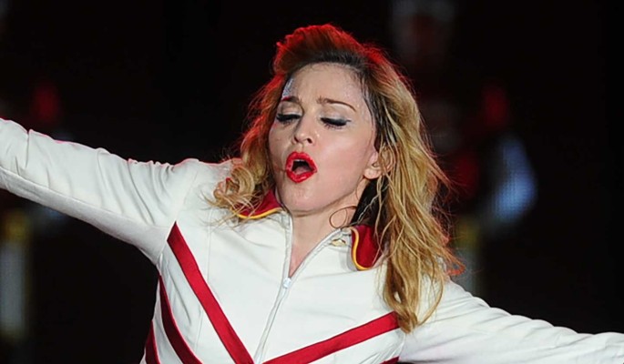 Оголившая грудь Мадонна снесла конкуренток