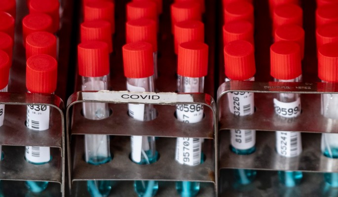 Россия закрывает границы из-за смертоносного штамма коронавируса из ЮАР