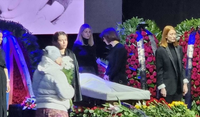 Сердце разрывается: первые кадры с частных похорон Градского 