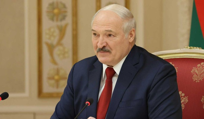 Лукашенко: Тихановской не надо в Белоруссию, она в шоколаде с другими мужьями
