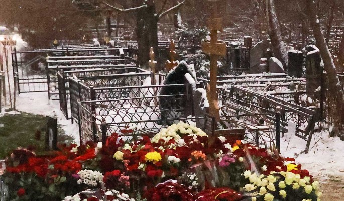 Плевавший на похороны Градского Билан заявился на его могилу после пьяного скандала