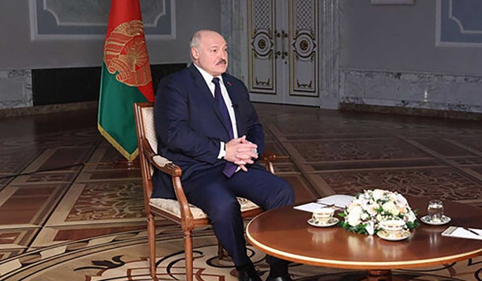 Лукашенко объяснил, зачем взял в руки оружие 