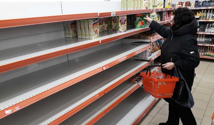Напуганные украинцы опустошили магазины с продуктами