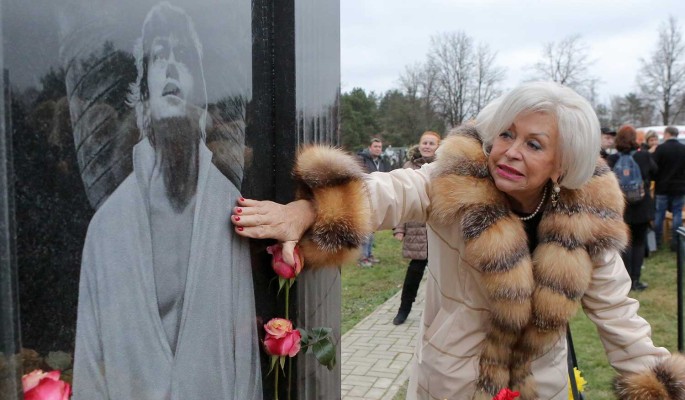 Вдова Караченцова срочно покинула Россию