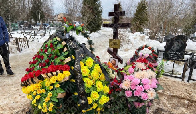 "Кощунство и святотатство": иконы в гробу и крест на могиле самоубийцы Тома Хаоса покоробили народ