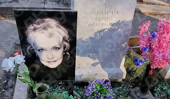 Крест лежит на земле: что случилось с могилой бабушки Крюкова и матери Бондарчука 