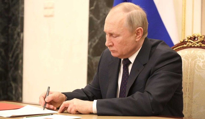 Путин подписал указ о ежемесячной выплате семьям с детьми 8-17 лет