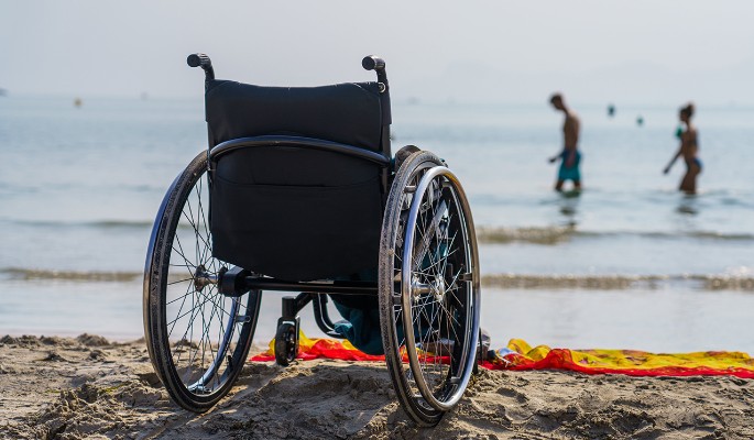 Народ молится за здоровье прикованной к инвалидной коляске Малаховой