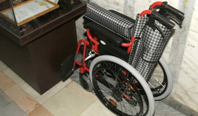Впавшая в кому солистка "Вороваек" выступит в инвалидном кресле 