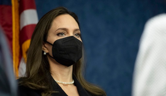 "К смерти": Тощая как спичка Джоли исчезает на глазах