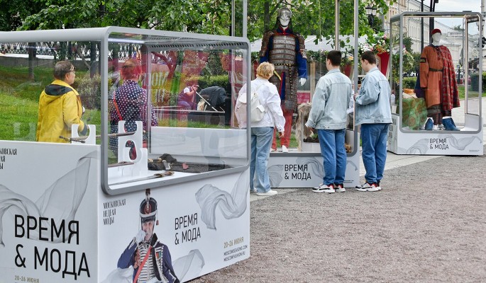 На площадках фестиваля "Модная столица" можно увидеть костюмы разных эпох