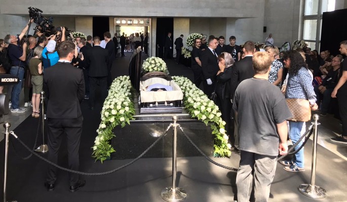 "Арендовали для эффектных похорон": Кравец раскрыла тайну элитного гроба Шатунова за 500 тысяч