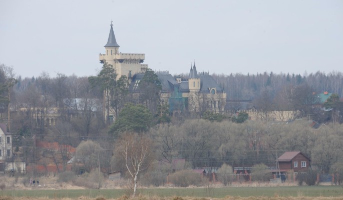 "Где межевание?": замок уничтоженной Пугачевой и Галкина оказался незаконным самостроем