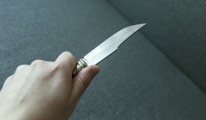 Ревнивец 14 раз ударил ножом девушку в Новосибирске: видео