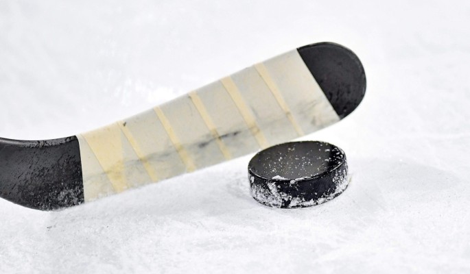 "Спасти не удалось": ребенок скончался после удара в грудь хоккейной шайбы