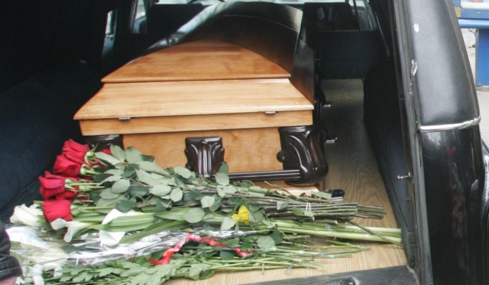 Галкин не смог приехать: поклонники несут цветы и свечи к умершей от шестого инфаркта Пугачевой