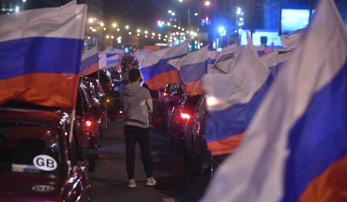 Автопробег по Садовому и концерт на Поклонной: столица празднует День флага России
