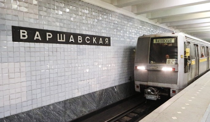 На станции метро Варшавская начался монтаж светильников