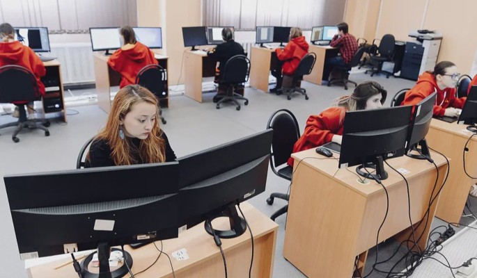 В кабинетах информатики московских школ установят еще 50 тыс моноблоков