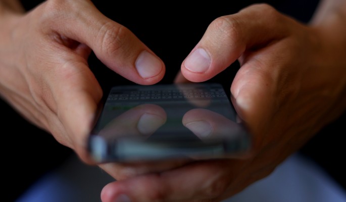 Нельзя использовать отпечаток пальца в смартфоне: эксперт предостерег россиян 