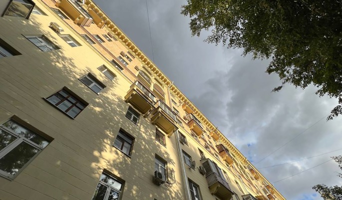 В Войковском районе Москвы отремонтировали фасад дома 1950-х годов
