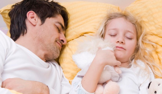 Нельзя спать с ребенком в одной кровати: психоаналитик предупредила о проблемах