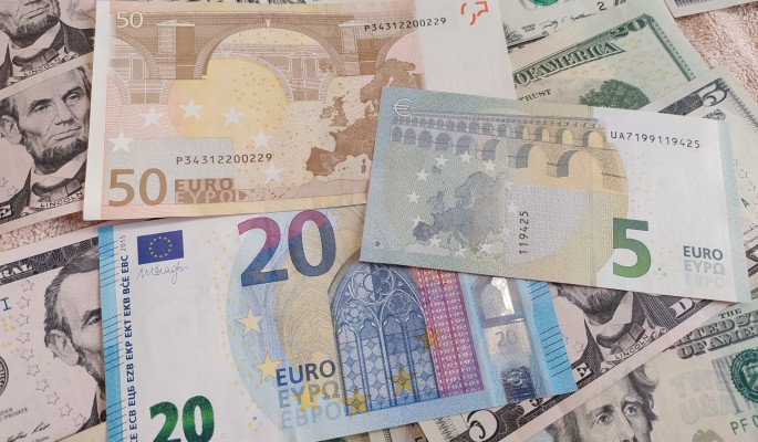 Стоит ли хранить деньги в долларах и евро в 2022 году