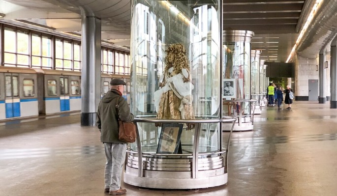 На станции метро “Воробьевы горы” открылась выставка к 400-летию Мольера