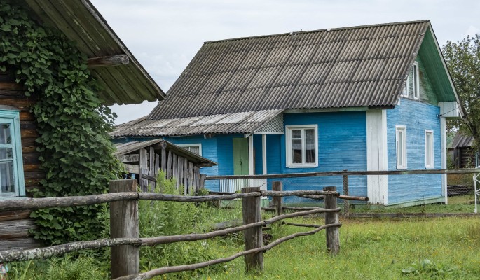 Соседи и новые владельцы дома в Березовском изводят судами безработную мать двоих детей