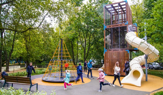 Какие детские площадки строят в Москве