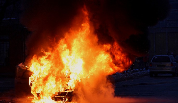 Взрыв и дым до небес: пылающие в огне припаркованные авто сняли на видео