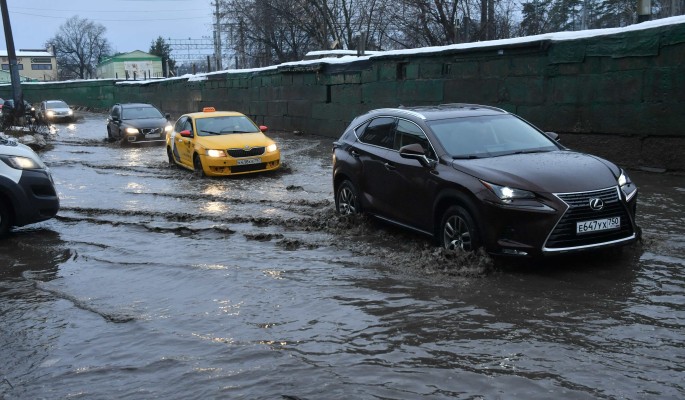 В Челябинске затопило главный проспект из-за прорыва водопровода 