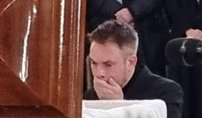 Упокой душу усопшей рабы: красавец-сын упал на колени перед гробом Инны Чуриковой
