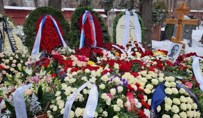 Как к Началовой: на могилу Чуриковой началось массовое паломничество