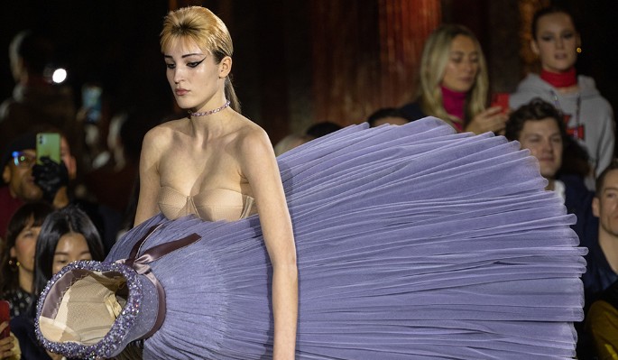 Головы хищников, "гуляющие" платья и скандал Рудковской: Чем запомнилась Неделя моды в Париже