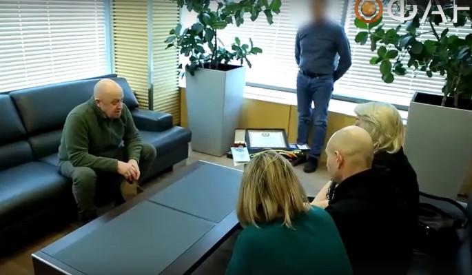 Бизнесмен Пригожин встретился с семьей героически погибшего бойца ЧВК "Вагнер" Виктора Ульяненко