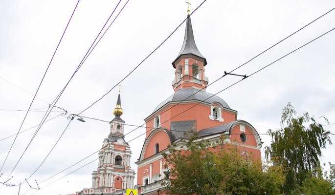 В центре Москвы проступили лики святых