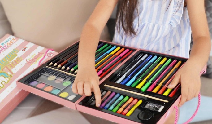 Краски или волшебная палочка: подборка лучших подарков на 8 марта для девочек