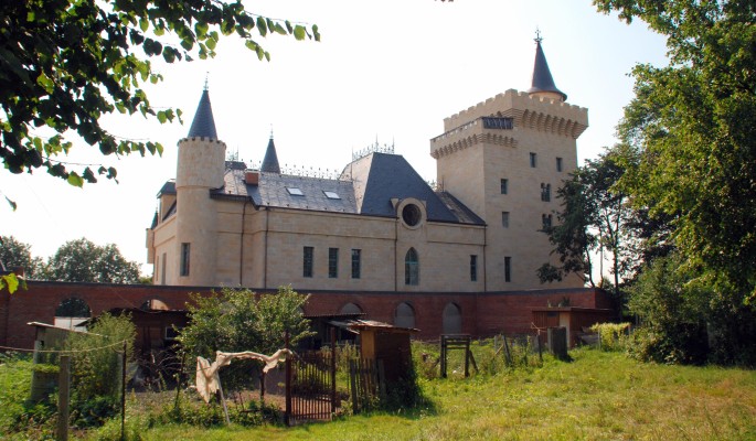 Замок Пугачевой и Галкина* предлагают продать по цене земли