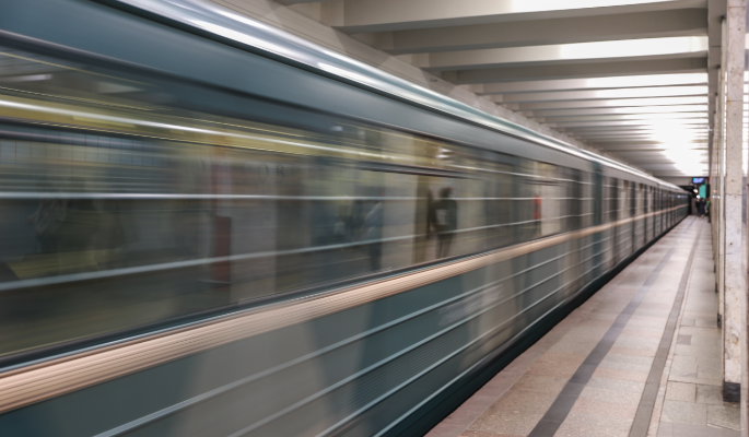 На Арбатско-Покровской линии метро Москвы на пути упал человек