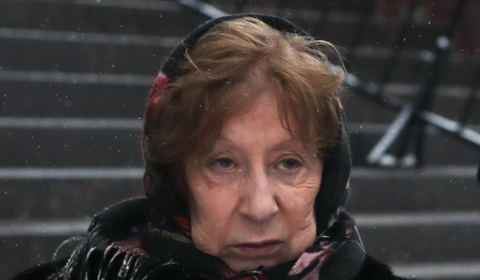 "Все кончено!": нарвавшаяся на обвинения в госизмене 84-летняя Ахеджакова склонила голову на плахе