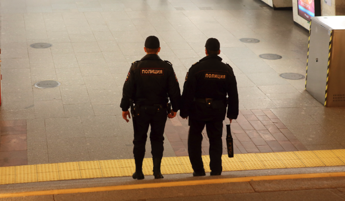 Полиция задержала угрожавшего убийством семейной паре в метро мужчину