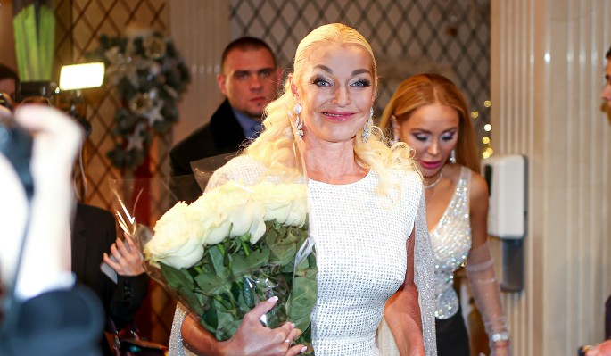 "Жених и невеста": 47-летняя Волочкова сыграла шуточную свадьбу с Шаляпиным